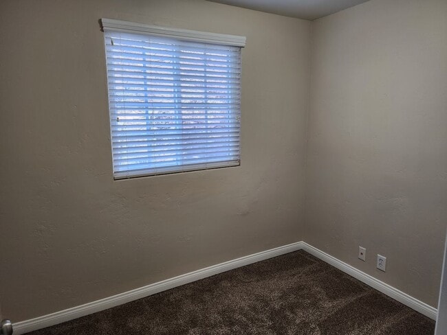 Building Photo - Single Level Fallbrook Home with 3 Bedrooms plus Office/Den.