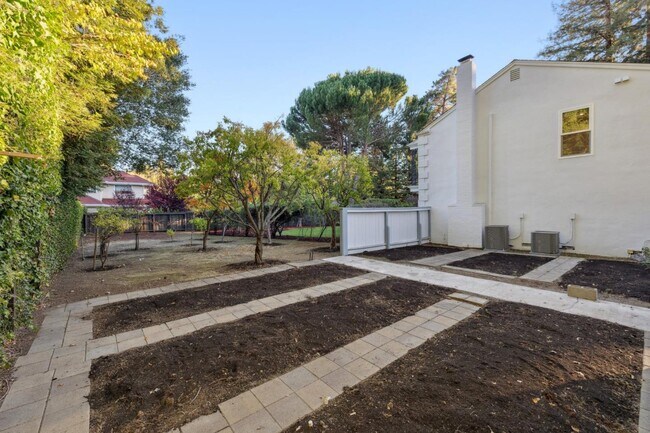 Building Photo - 243 Selby Ln