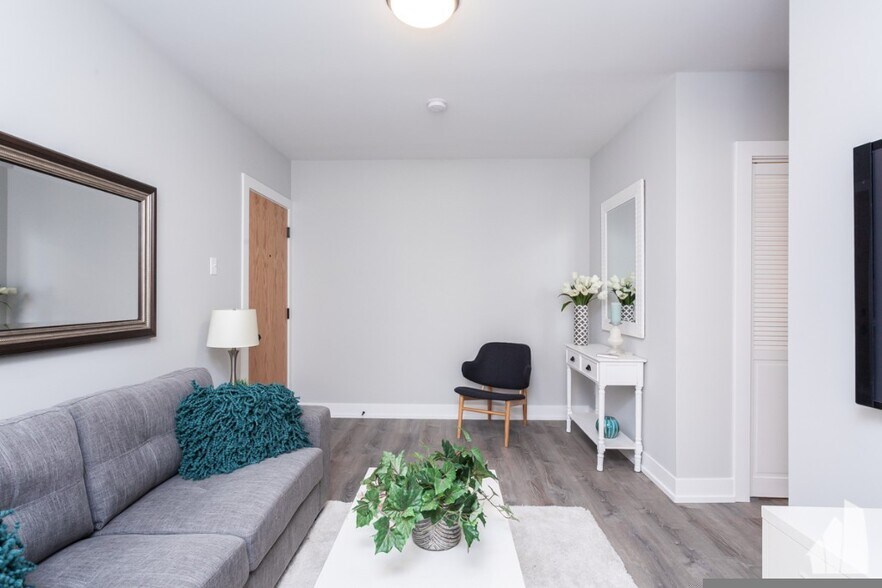 Building Photo - 437 W Belden