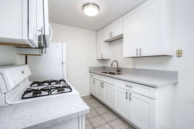Building Photo - Lakeside Upstairs First Month FREE 1 Bd / 1 ba w/ In Unit  Laundry, Parking, + Water/Trash Included