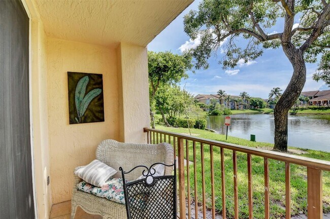 Building Photo - 704 Villa Cir