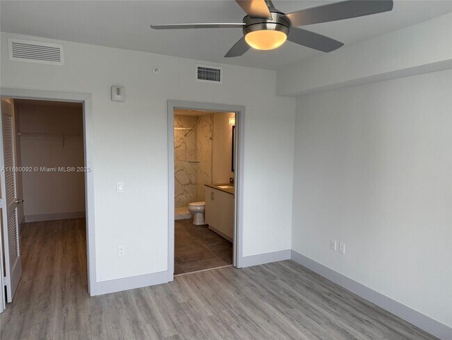 Building Photo - 9000 Ramblewood Dr