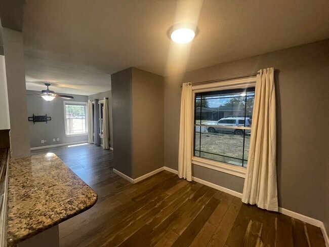 Building Photo - Woodlawn Estate – Updated 3 Bedroom Home f...
