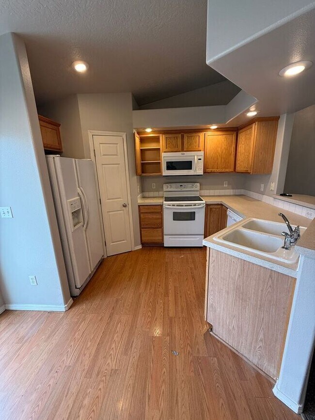 Building Photo - 1936 W Crown Pointe Ave