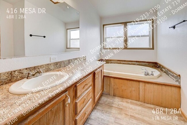 Building Photo - 416 Mesa Dr