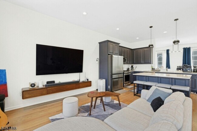 Building Photo - 62 Parkside Ln