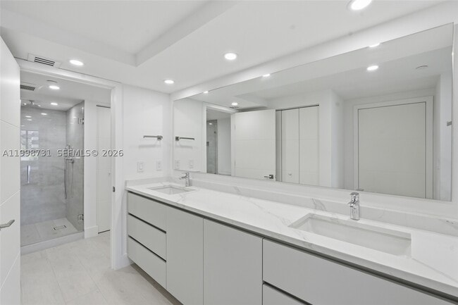 Building Photo - 251 Crandon Blvd