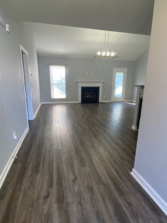 Building Photo - Newly Renovated Single Family Home