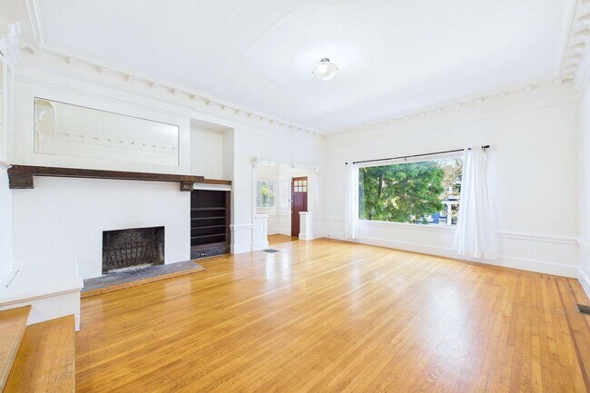 Building Photo - 924 Clayton St