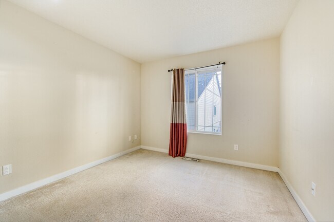 Building Photo - 590 SW 199th Ave