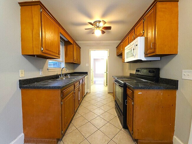 Building Photo - 308 Lakeview St
