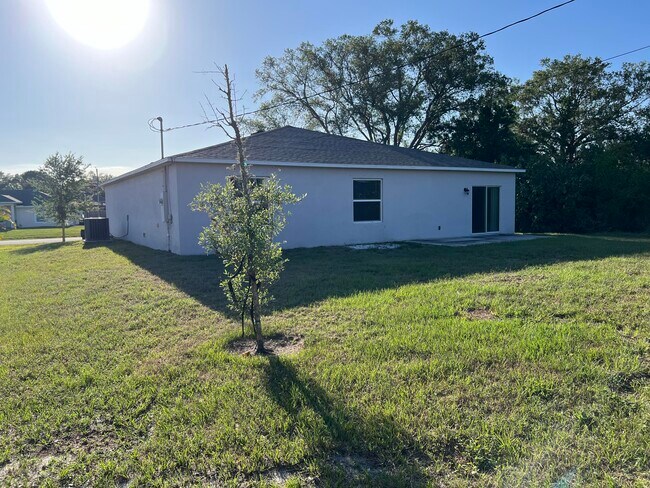 Building Photo - 2073 SW Ember St