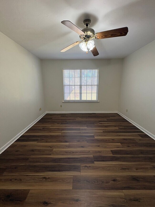 Building Photo - Family Friendly 2 Bedroom Duplex Available In Tallahassee NOW