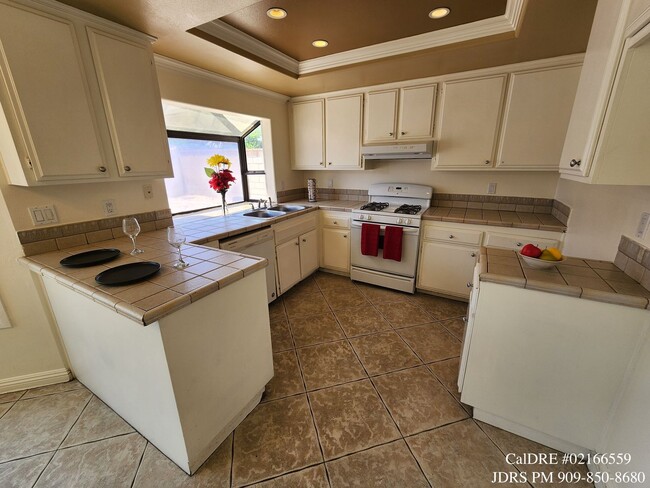 Building Photo - Price Lowered! Fontana 3 Bedroom Home