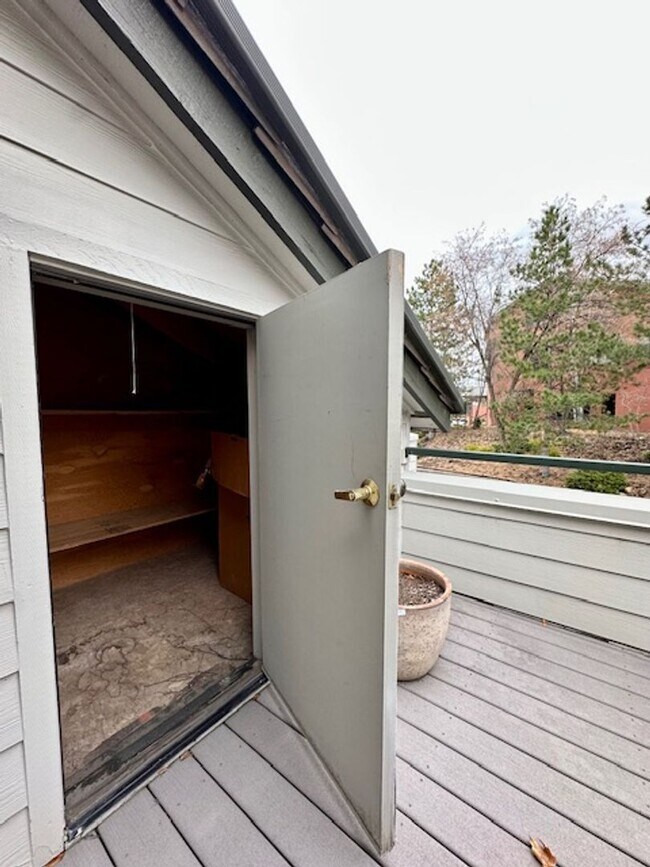 Building Photo - Riverfront Gated 2 Bedroom Luxury Condo!!