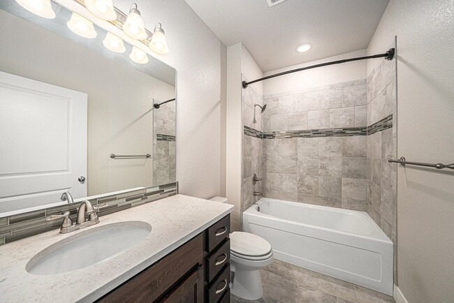 Building Photo - 3B/2B Condo in the Flats at Centerra Now A...