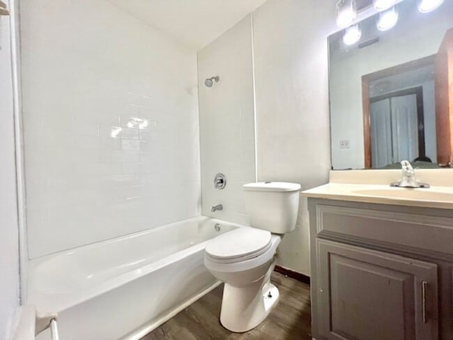 Building Photo - MOVE IN NOW! 4x3 Screened in pool home!!! ...