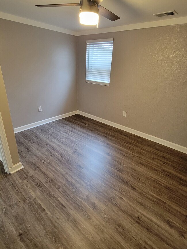 Building Photo - 812