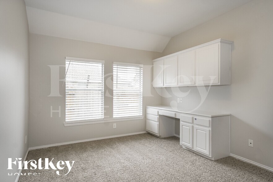 Building Photo - 16042 Belleshire Ln