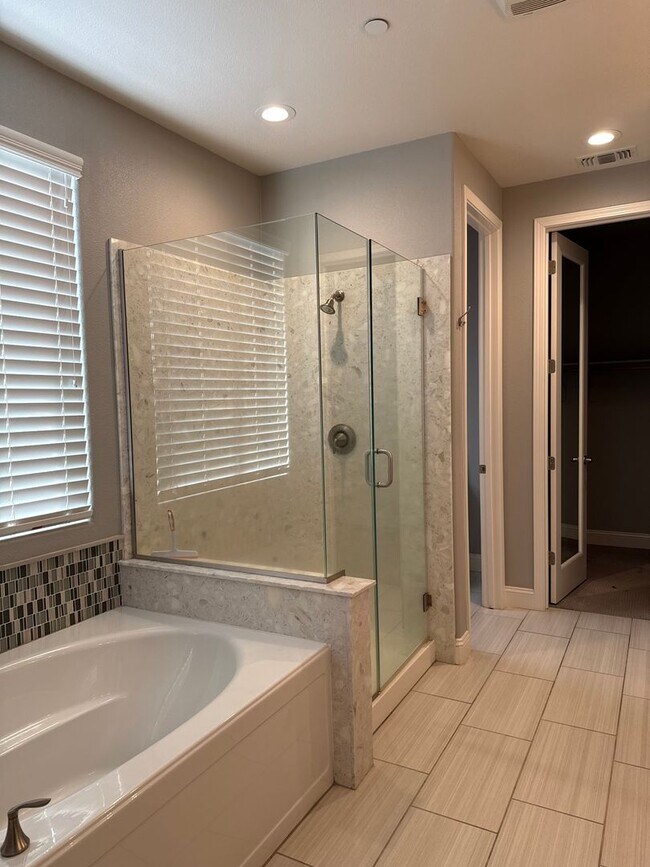 Building Photo - 4 Bed 3 Bath $75k in Upgrades!!!!