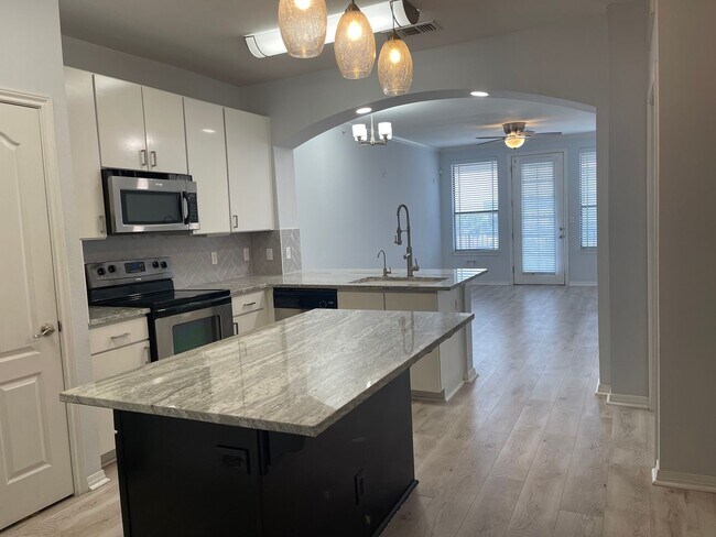 Building Photo - Fully Renovated 2/2 Near Campus
