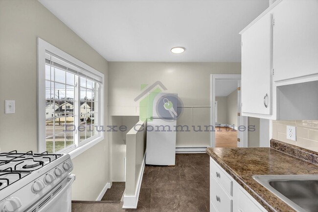 Building Photo - Completely Remodeled 2 Bed- Available Now!!