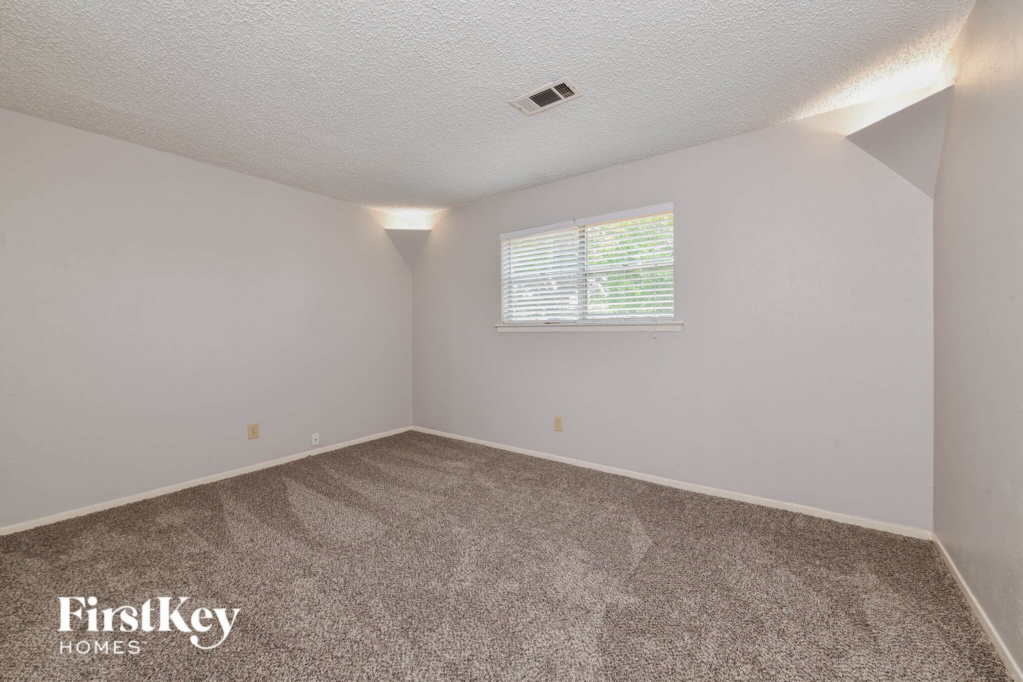 Building Photo - 612 Mesa Dr