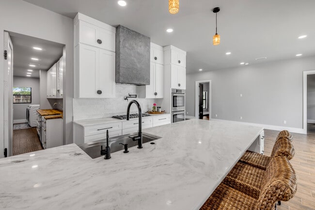 Building Photo - 1707 N Peninsula Ave