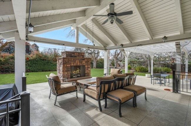 Building Photo - Outdoor Living at it's Best