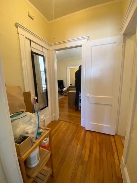 Building Photo - 156 Kelton St