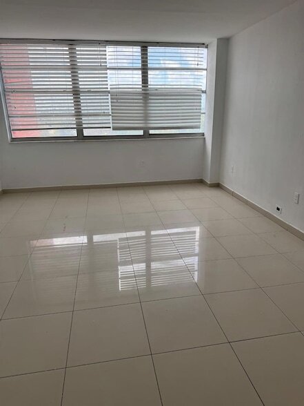 Building Photo - 1301 NE Miami Gardens Dr