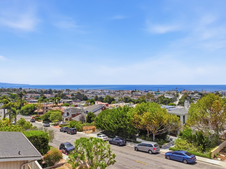 Building Photo - 108 S Poinsettia Ave