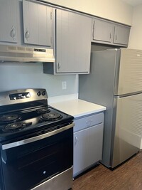 Building Photo - Spacious 2 bedroom/1.5 Bath Townhouse with...