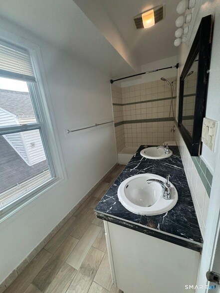 Building Photo - 182 Hewitt St