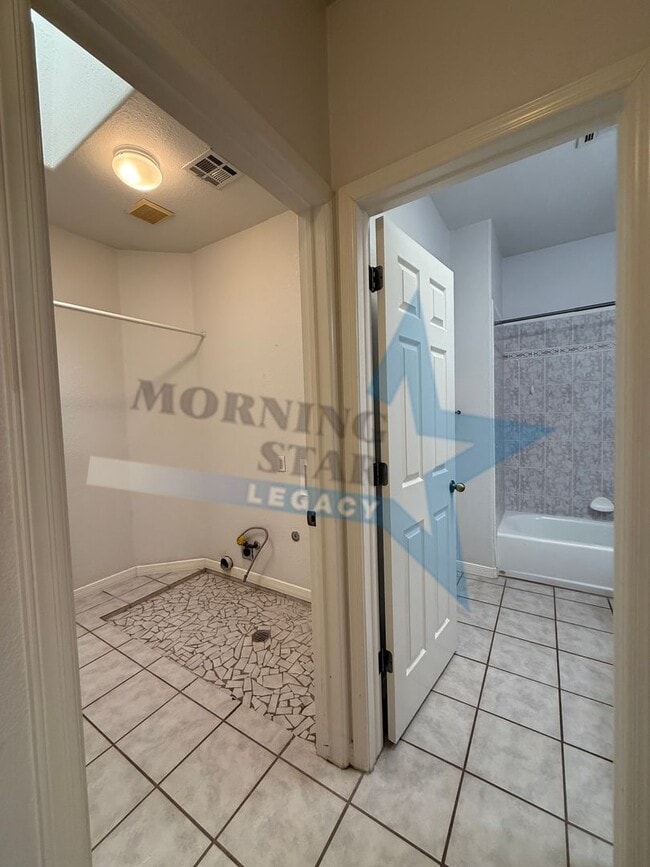 Building Photo - Spacious 3-Bedroom Home Off Roadrunner!