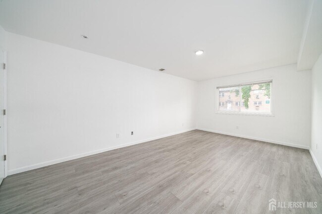 Building Photo - 392 College Dr