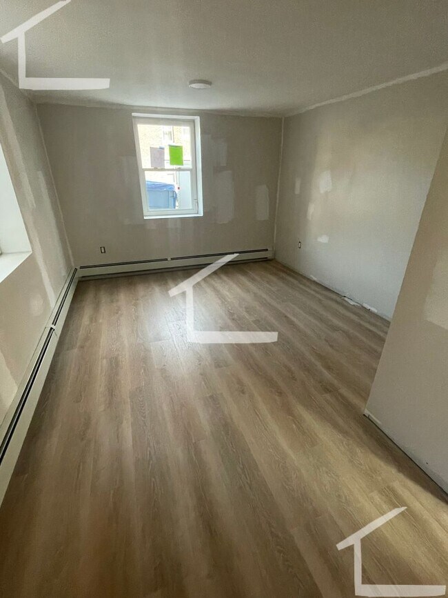 Building Photo - Renovated 4 Bed W/ 2 Full Baths! Heat/hot ...