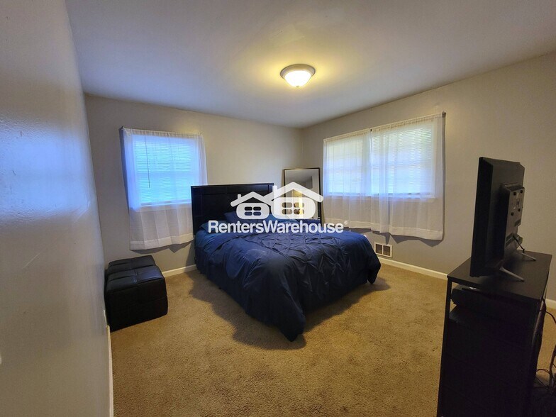 Building Photo - 3566 Highwood Dr SW