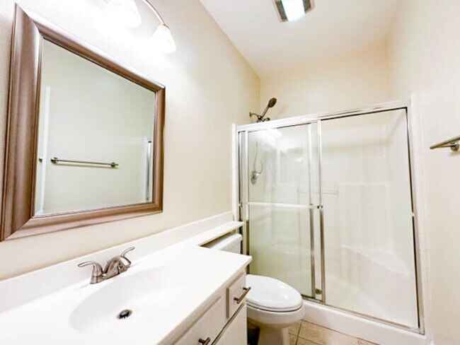 Building Photo - **STUNNING** 8 BEDROOM SOLAR HOME IN GATED...