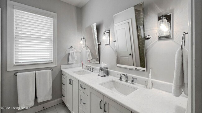 Building Photo - Enviable 4 bedroom and 3.5 bath home with ...