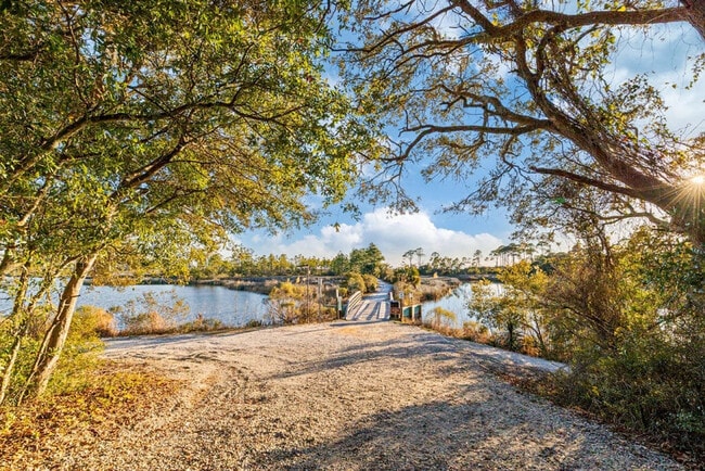 Building Photo - 220 Sundial St