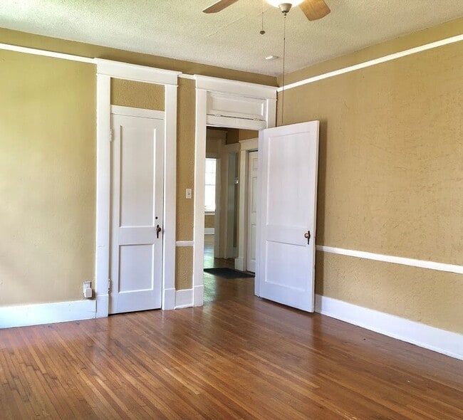 Building Photo - ROMANTIC DETAILS & a Cottage Feel! 3 Bedro...