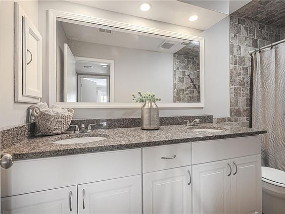Building Photo - Rare end unit condo at The Crossings, loca...