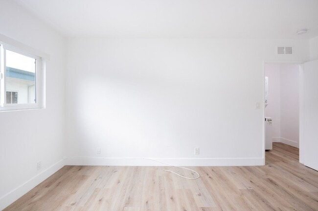 Building Photo - Recently Renovated 1 Bed / 1 Bath Apartmen...