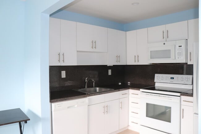 Building Photo - 464 Burgundy N