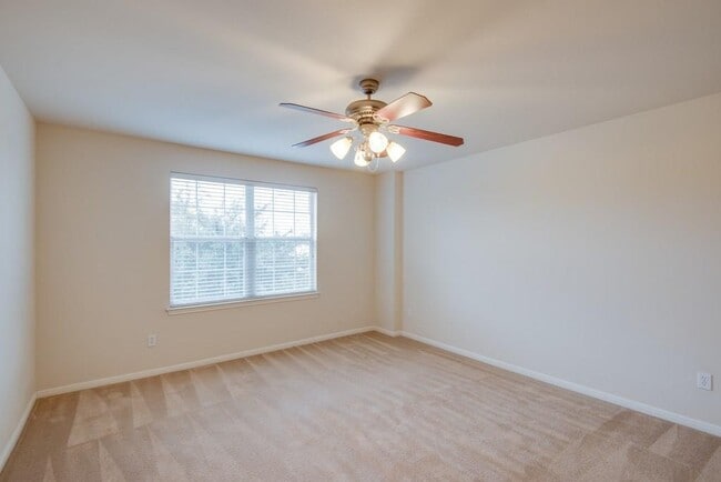 Building Photo - 14821 Fernhill Dr