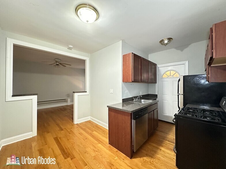 Building Photo - 3721 N Pine Grove Ave