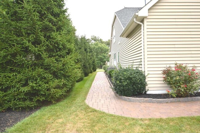 Building Photo - 498 Country Club Dr