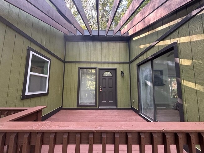 Building Photo - Beautifully remodeled 3 bedroom home in an...