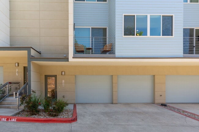 Building Photo - 604 N Bluff Dr